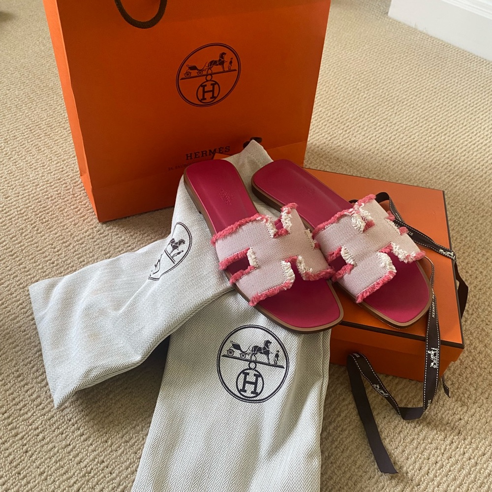 Hermes Oran Sandal fringed with iconic "H". Pink perfect for spring summer.